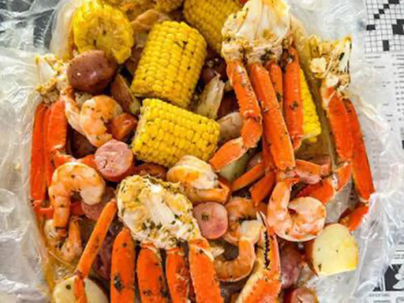 Little-King-Crab-Hawaiian-restaurant-Seafood-Combo-with-Crab-Legs-Crystal-Lake Seafood combination with crab legs, shrimps and shellfish at Little King Crab, a Hawaiian restaurant in Crystal Lake